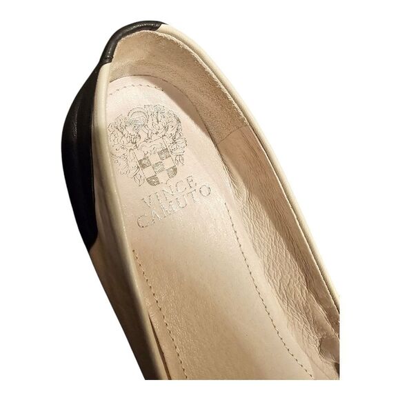 Classic Black and Cream Flats with Pleating and Rounded Toe - Picture 7 of 8